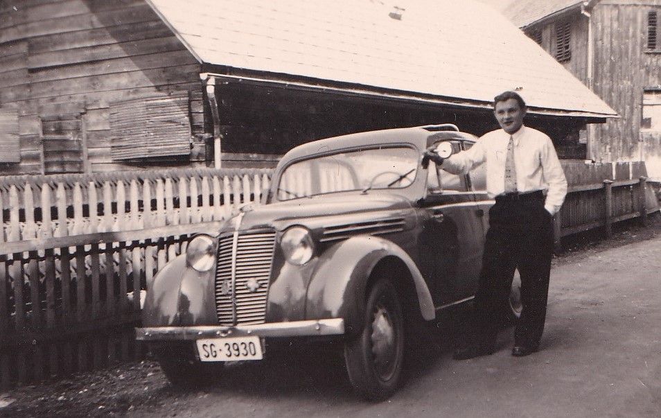 August Kellner vor seinem Auto